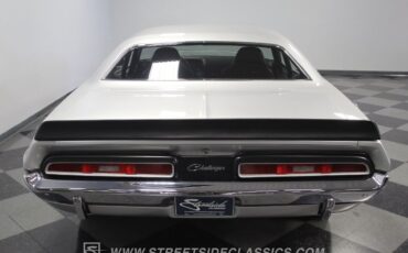 Dodge-Challenger-1972-Coupe-11