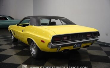 Dodge-Challenger-1972-Coupe-12