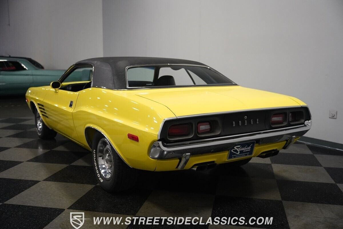 Dodge-Challenger-1972-Coupe-12