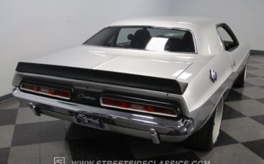 Dodge-Challenger-1972-Coupe-12