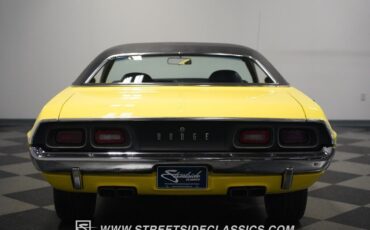 Dodge-Challenger-1972-Coupe-13