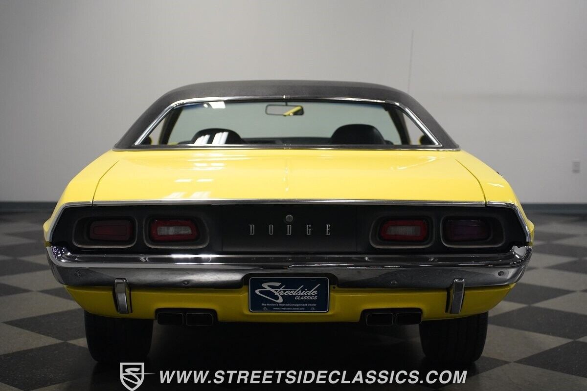 Dodge-Challenger-1972-Coupe-13