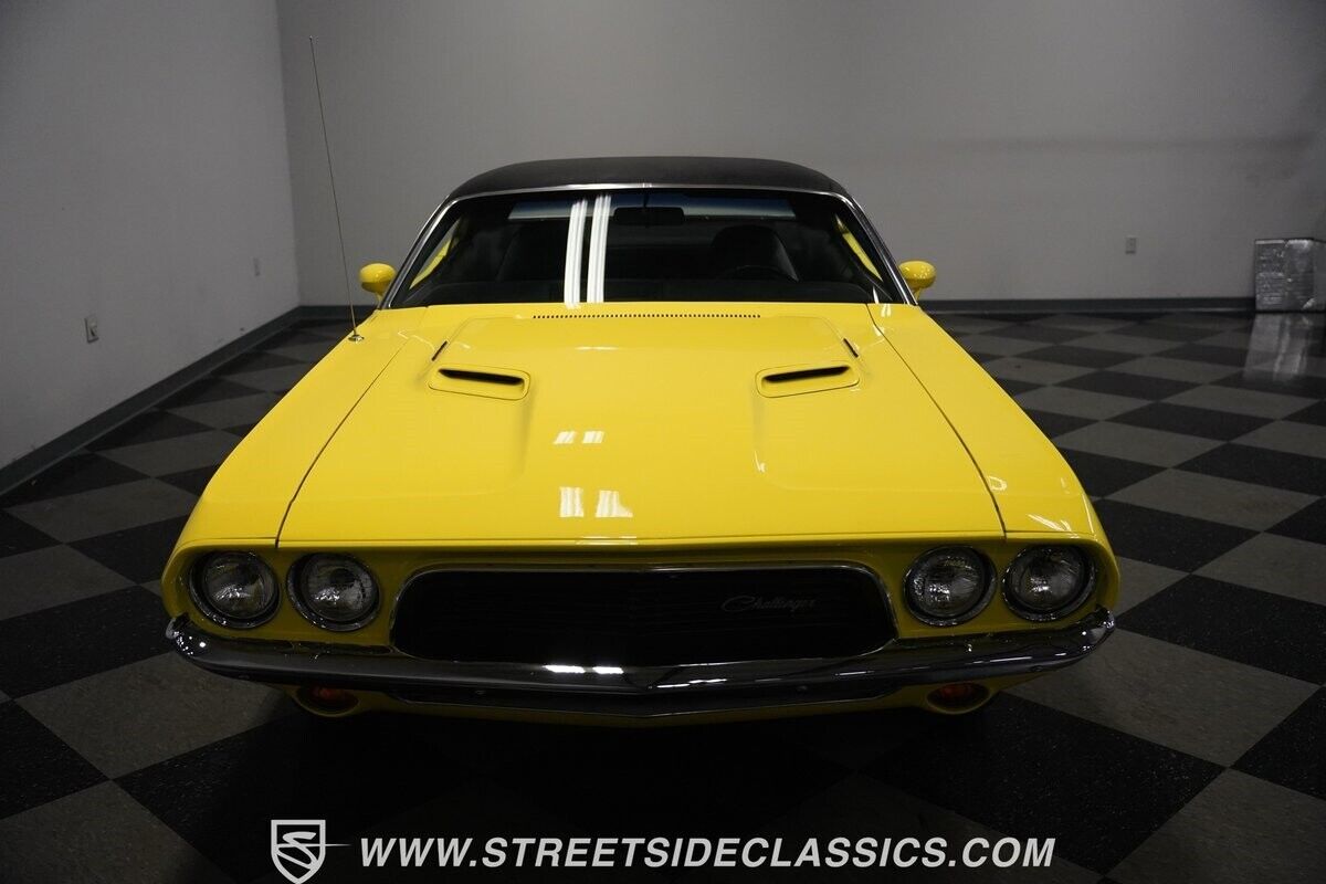 Dodge-Challenger-1972-Coupe-21