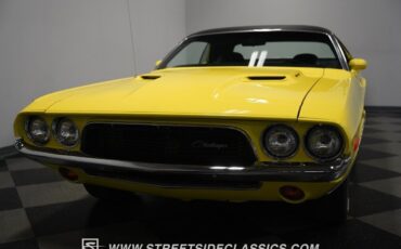 Dodge-Challenger-1972-Coupe-23