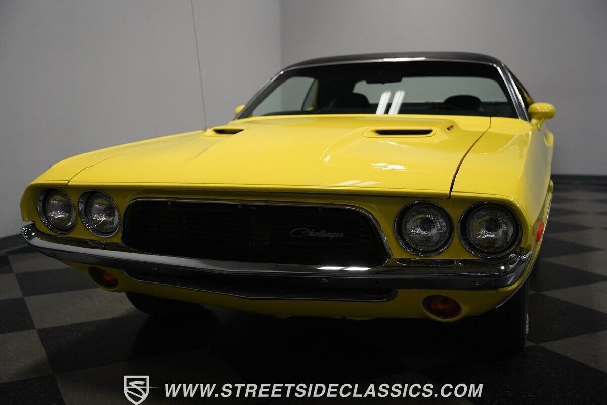 Dodge-Challenger-1972-Coupe-23