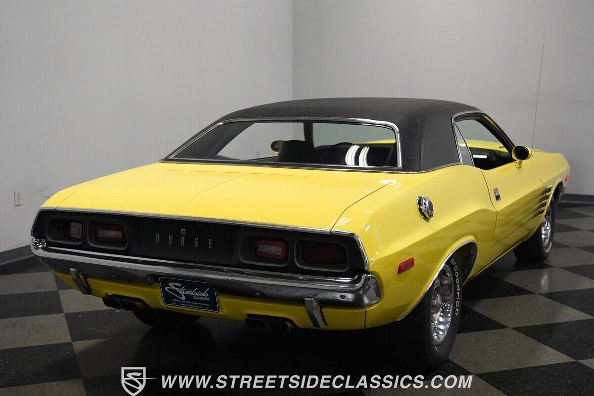 Dodge-Challenger-1972-Coupe-29