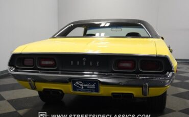 Dodge-Challenger-1972-Coupe-30