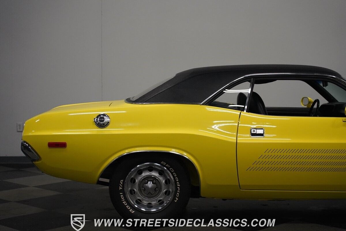 Dodge-Challenger-1972-Coupe-33