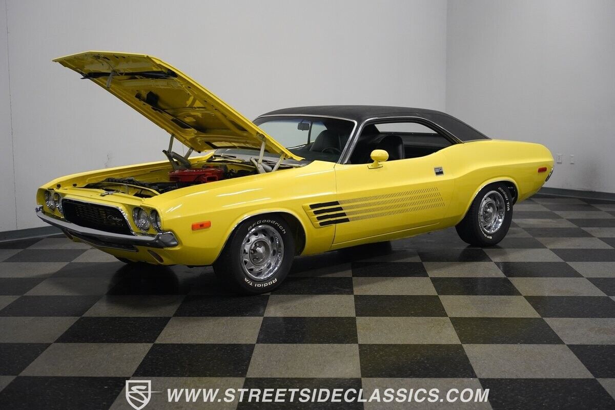 Dodge-Challenger-1972-Coupe-35