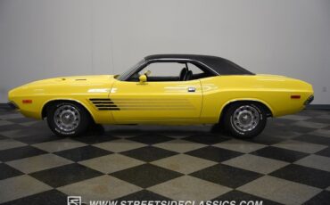 Dodge-Challenger-1972-Coupe-9
