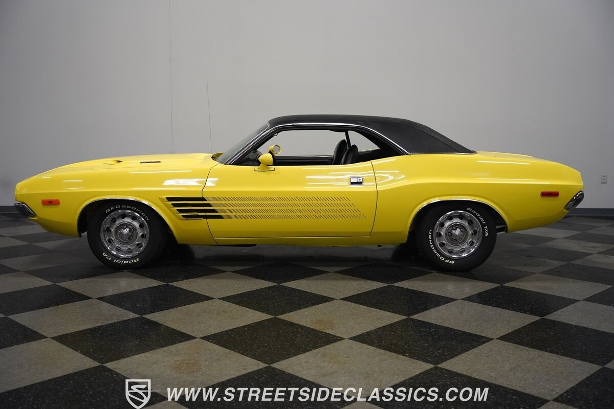 Dodge-Challenger-1972-Coupe-9