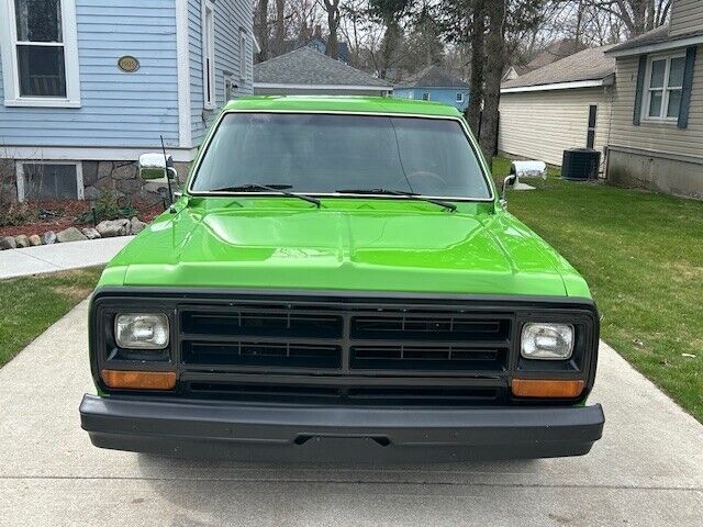 Dodge-D150-1985-10