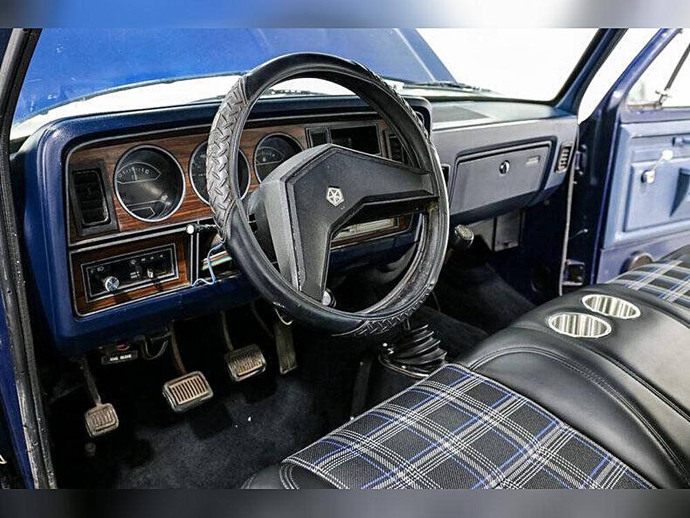 Dodge-D150-pickup-1984-blue-10