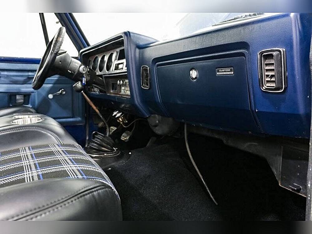 Dodge-D150-pickup-1984-blue-13