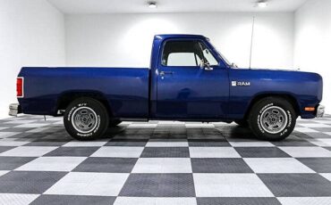 Dodge-D150-pickup-1984-blue-5