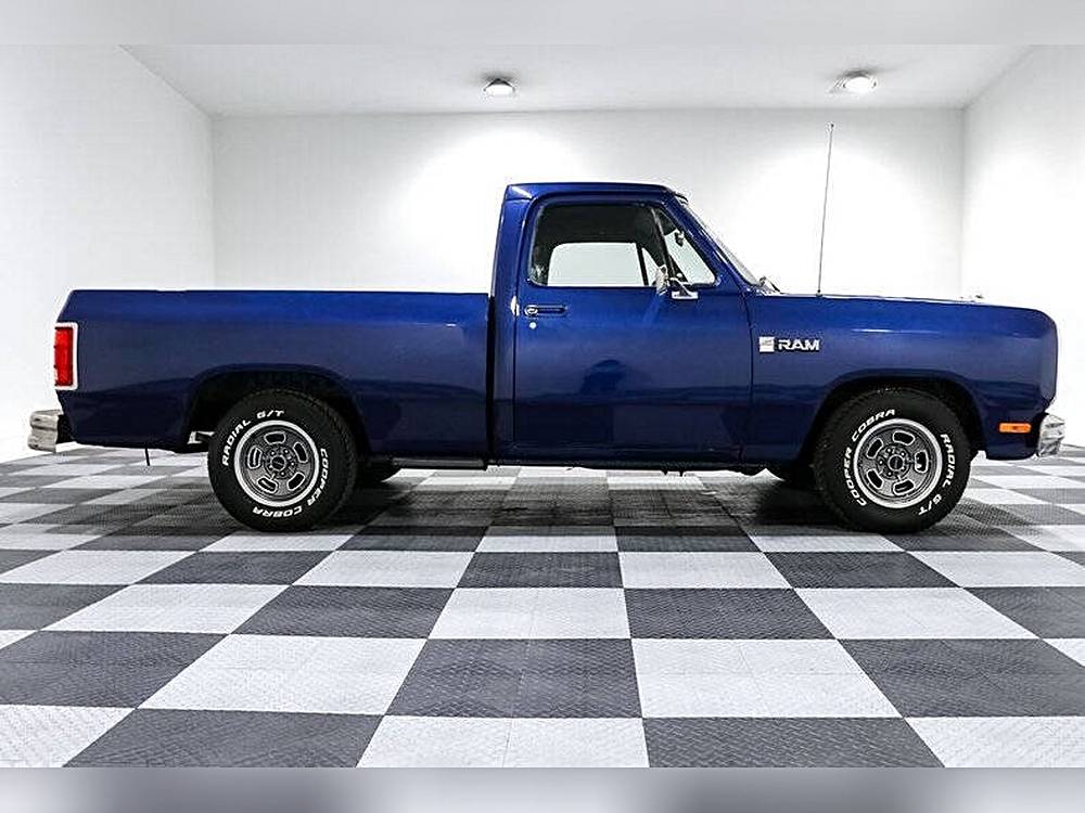 Dodge-D150-pickup-1984-blue-5