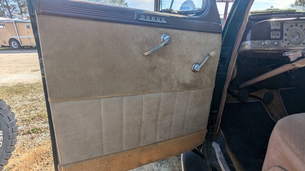 Dodge-D17-1940-Sedan-11