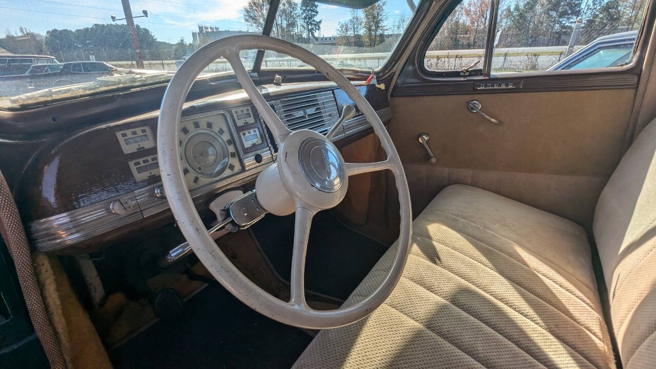 Dodge-D17-1940-Sedan-12