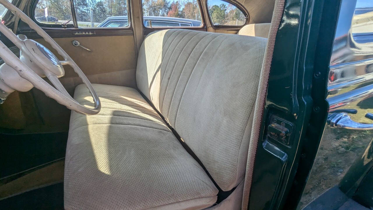 Dodge-D17-1940-Sedan-13
