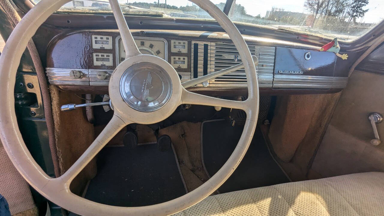 Dodge-D17-1940-Sedan-15