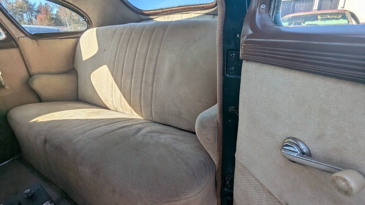 Dodge-D17-1940-Sedan-18