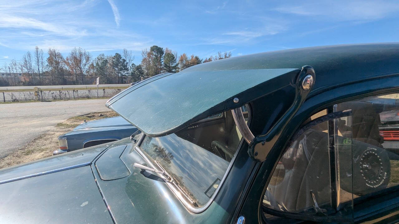 Dodge-D17-1940-Sedan-9
