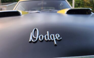 Dodge-Dart-swinger-340-4-speed-1970-yellow-1