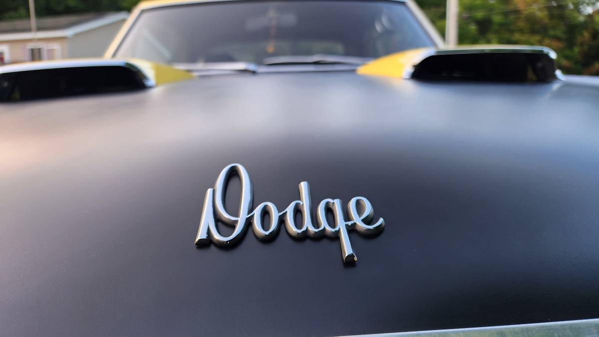 Dodge-Dart-swinger-340-4-speed-1970-yellow-1