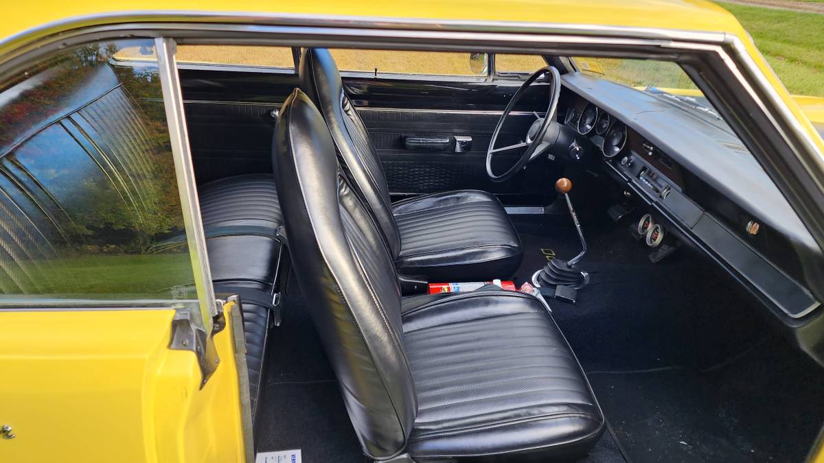 Dodge-Dart-swinger-340-4-speed-1970-yellow-10