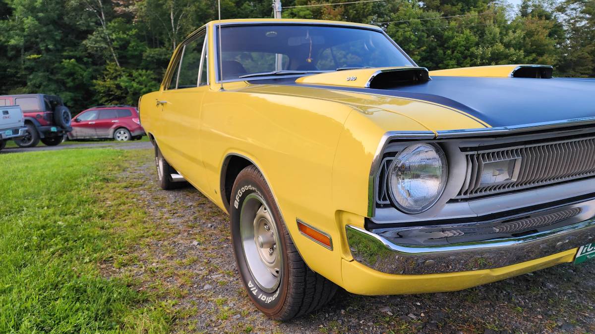 Dodge-Dart-swinger-340-4-speed-1970-yellow-2
