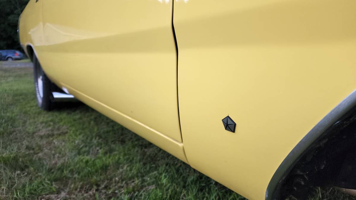Dodge-Dart-swinger-340-4-speed-1970-yellow-20