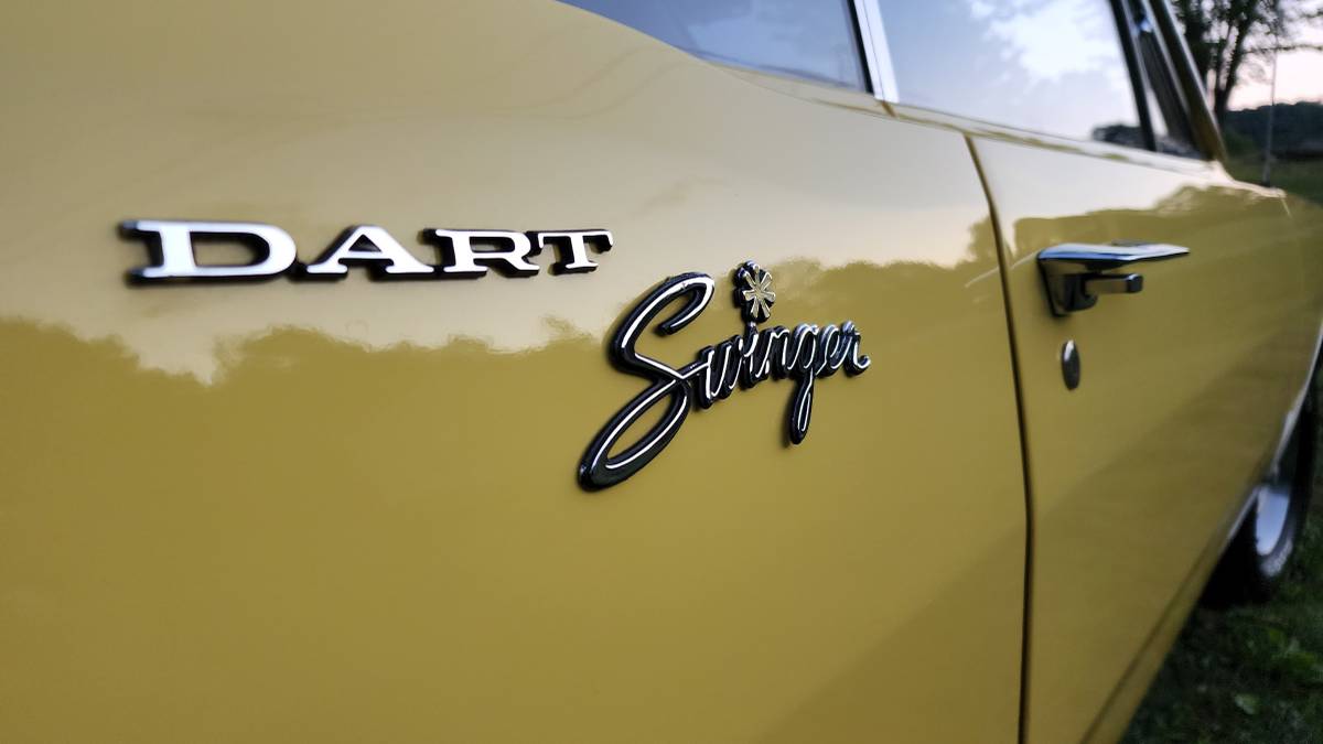 Dodge-Dart-swinger-340-4-speed-1970-yellow-21