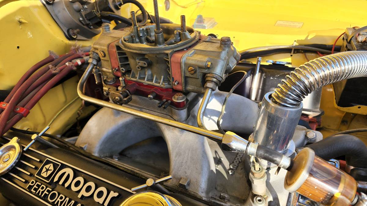 Dodge-Dart-swinger-340-4-speed-1970-yellow-22
