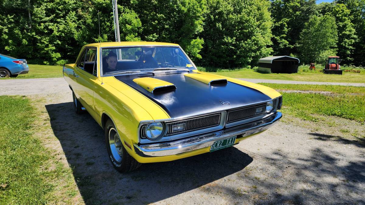 Dodge-Dart-swinger-340-4-speed-1970-yellow-23