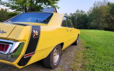 Dodge-Dart-swinger-340-4-speed-1970-yellow-3