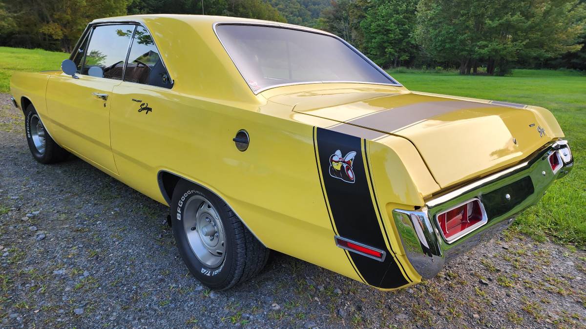 Dodge-Dart-swinger-340-4-speed-1970-yellow-4