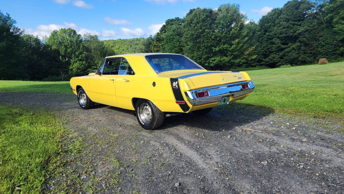 Dodge-Dart-swinger-340-4-speed-1970-yellow-5