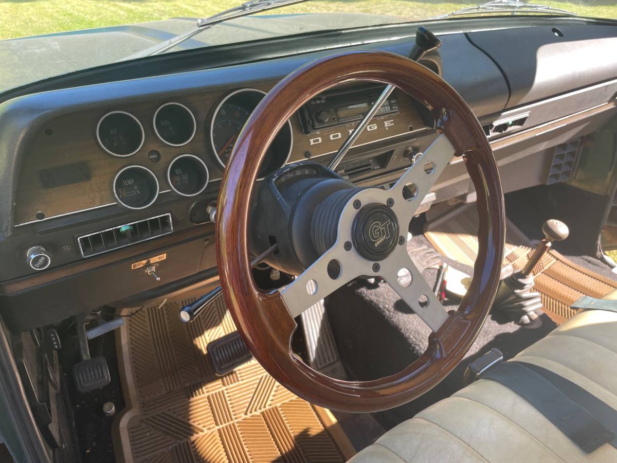 Dodge-Power-wagon-1974-green-17