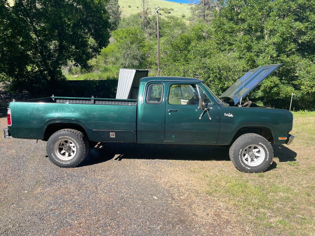 Dodge-Power-wagon-1974-green-19