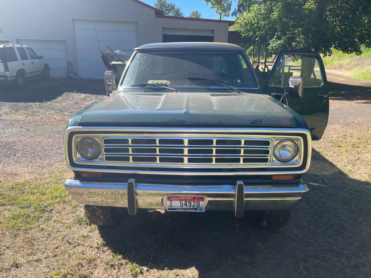 Dodge-Power-wagon-1974-green-4