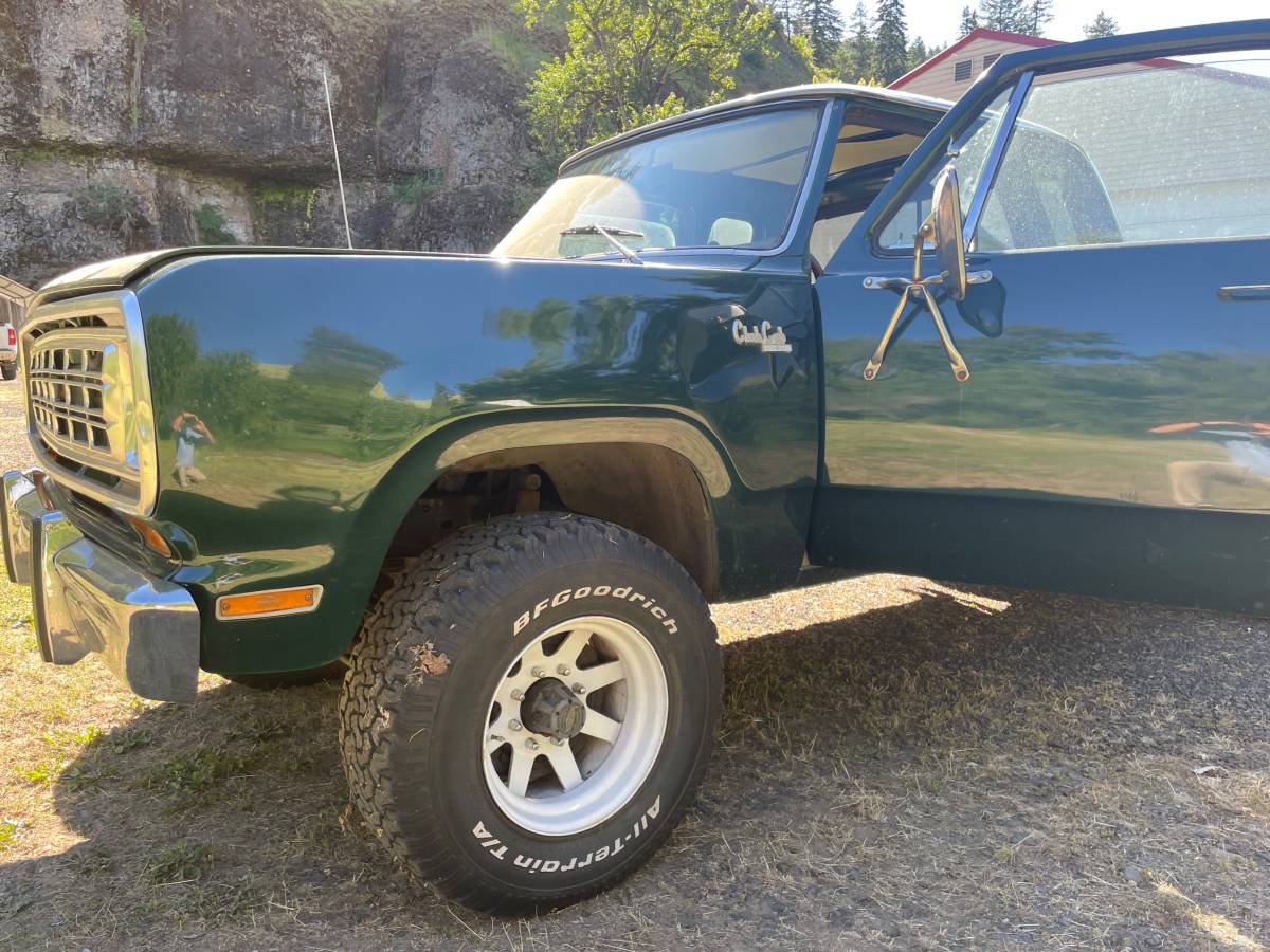 Dodge-Power-wagon-1974-green-5