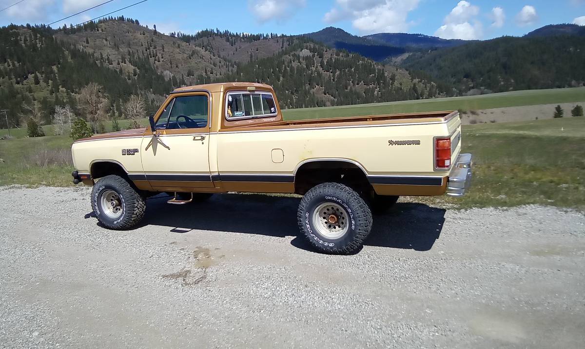Dodge-Power-wagon-1985-13