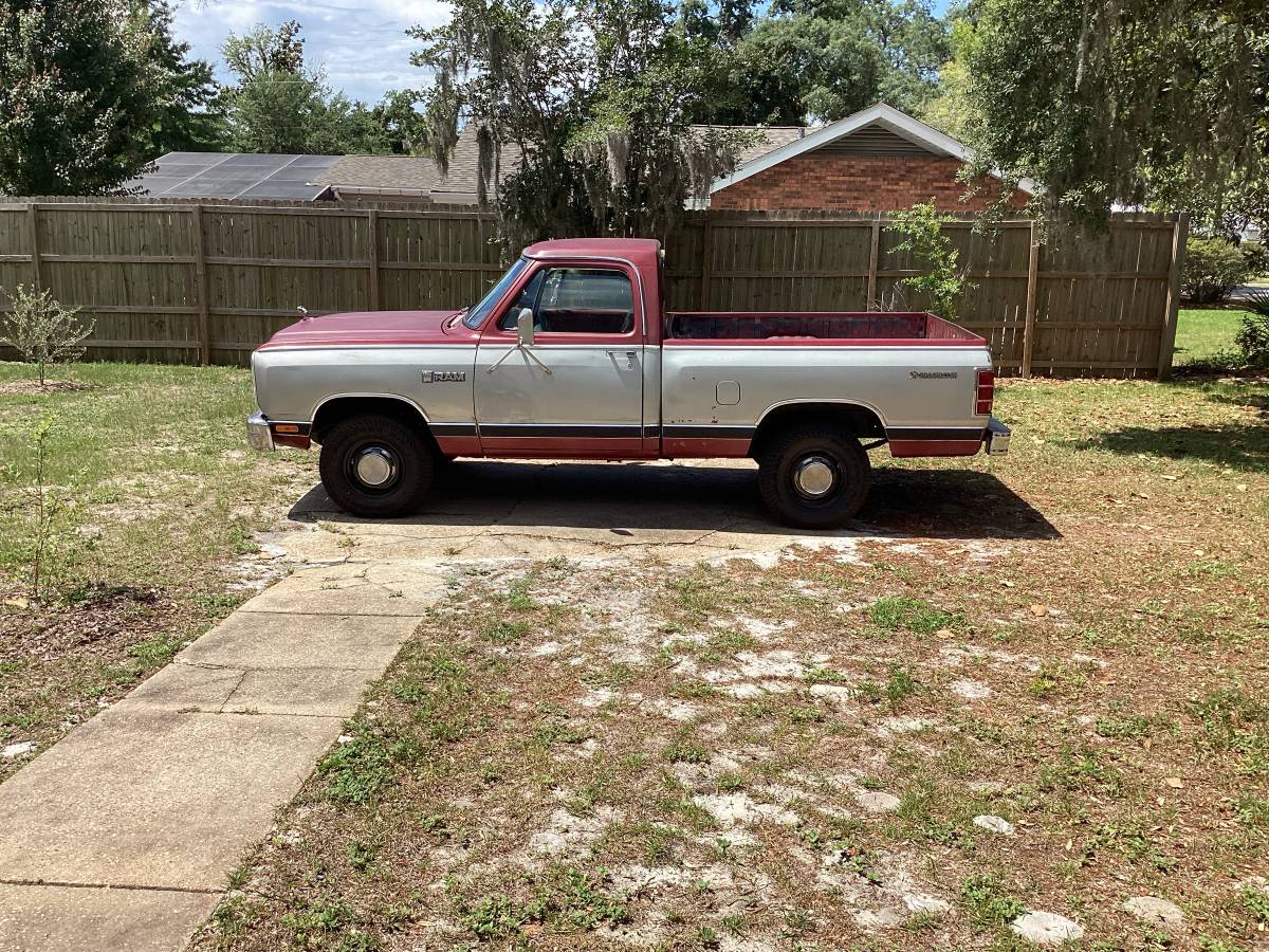 Dodge-Prospestor-1985-silver-1