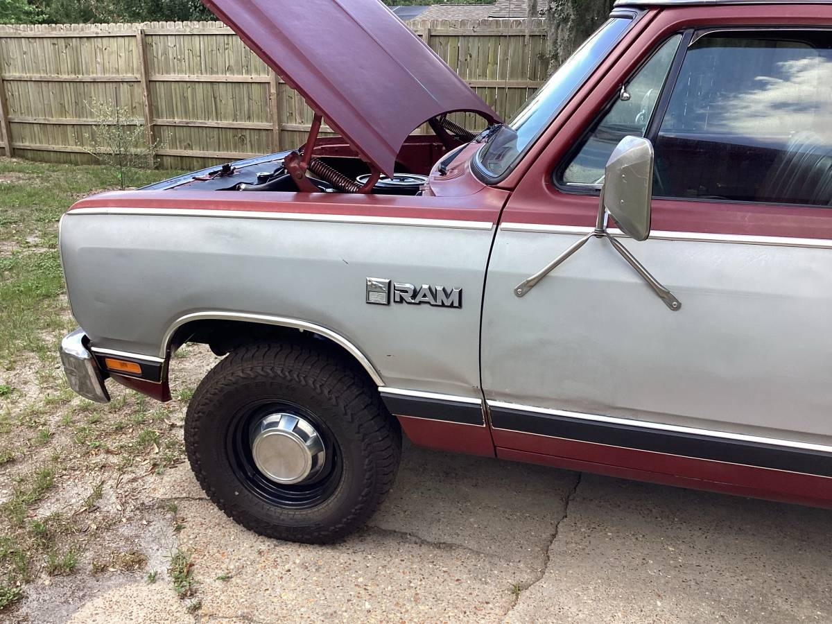 Dodge-Prospestor-1985-silver-15