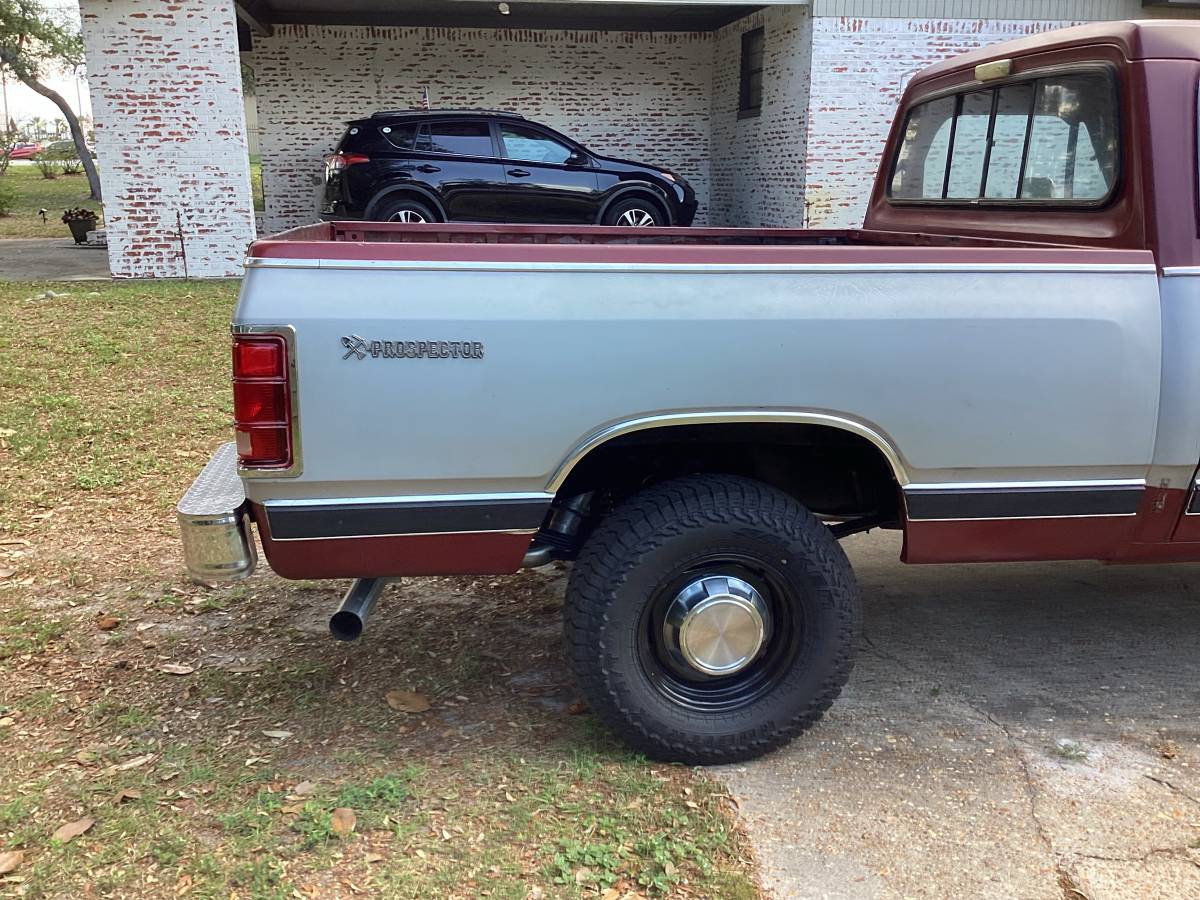 Dodge-Prospestor-1985-silver-16