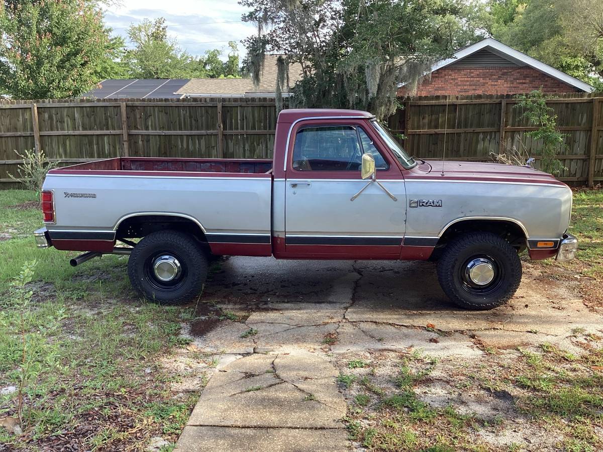 Dodge-Prospestor-1985-silver-22