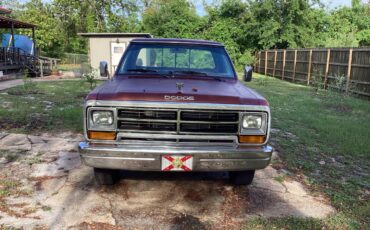 Dodge-Prospestor-1985-silver