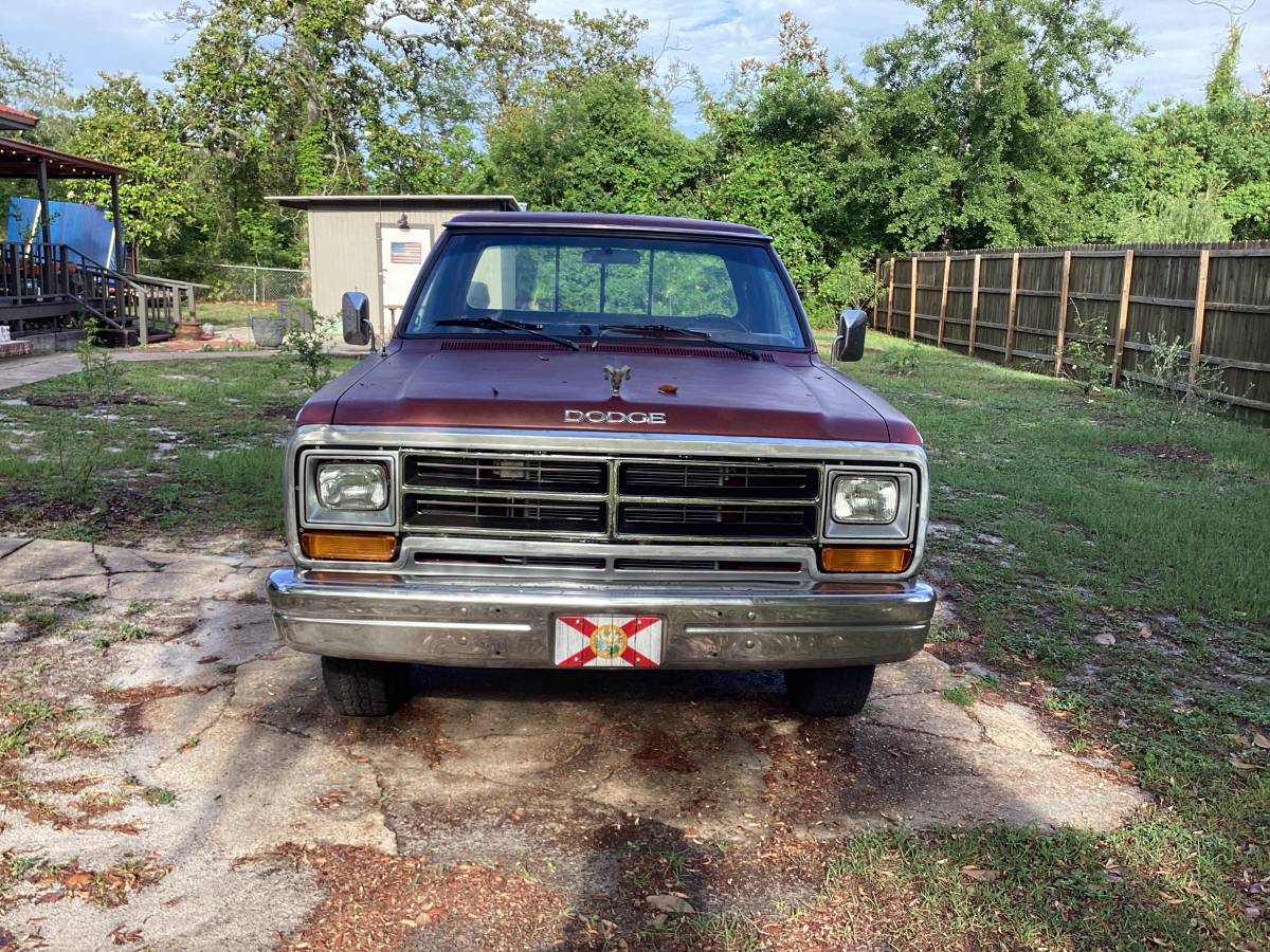 Dodge-Prospestor-1985-silver