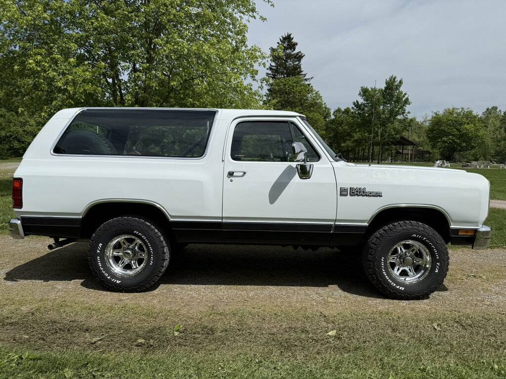 Dodge Ram charger  1989 white