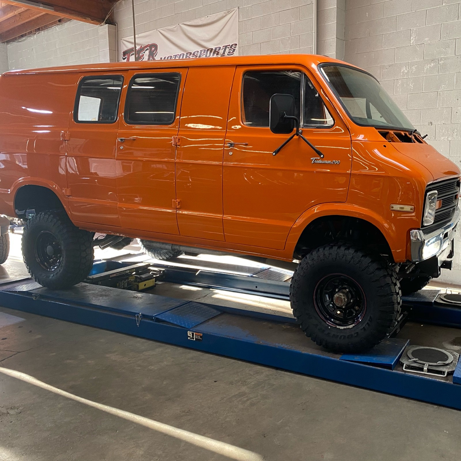 Dodge-Van-1977-3
